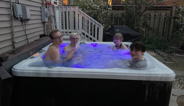 Victorian Hot Tub Oasisnsteps from Restaurants Pubs Coffee, Grocery & The Beach