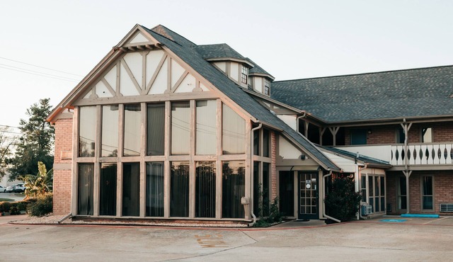 Victorian Inn & Suites