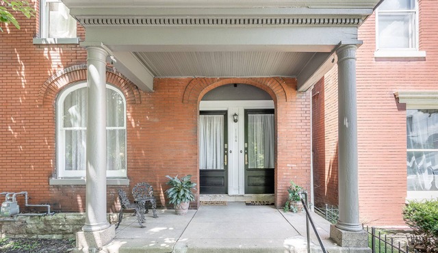 ★ Victorian Louisville ★ Large 1200 sqft APT #1