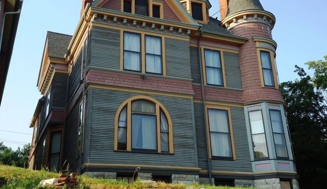 Victorian Mansion Weddings, Rehearsals, Family Reunions, $350 (Max Sleeps 12)