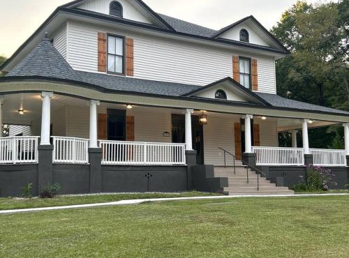 Victorian mini mansion near Lake Greenwood