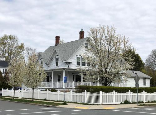 Victorian Near Beaches, 2nd Floor of 2 Family Home