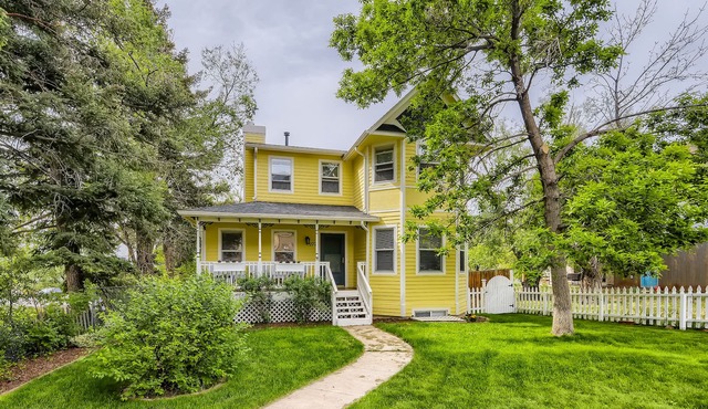Victorian Oasis In Heart of Palmer Lake