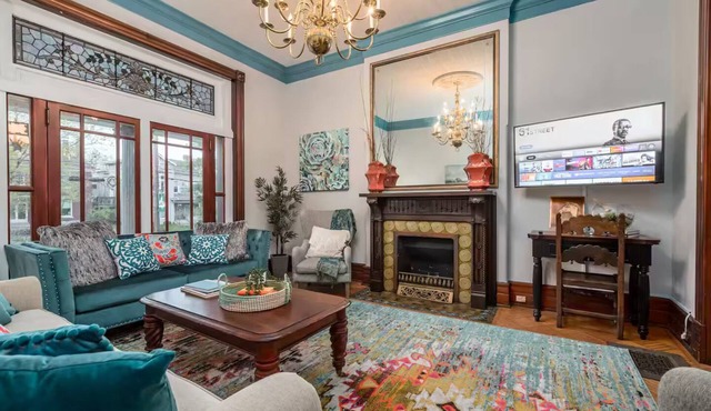 Victorian On Broadway - Fantastic Blend of Old & New - Phenomenal Backyard