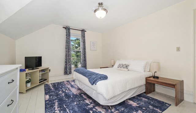 Victorian on the Lake - Private Waterfront & Dock