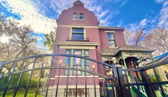 Victorian Riverfront Estate mins from Cincinnati