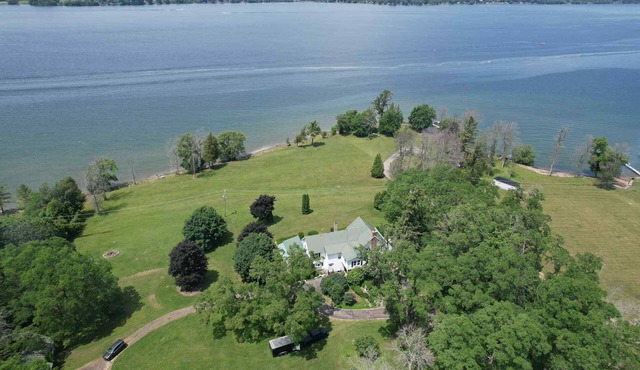 Victorian Riverfront 1BR Cozy Retreat with River Views & Dock Access