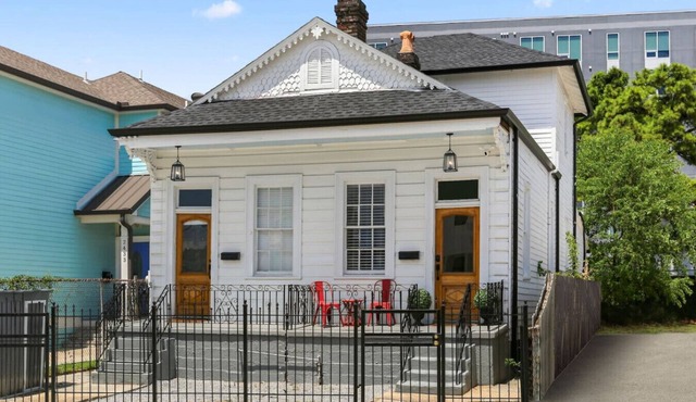 Victorian Shotgun | Near French Quarter + CBD!