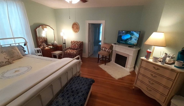 Victorian Spa EnSuite @ Nottingham PL, King Bed, Jacuzzi Near UVa-Wise & Main St