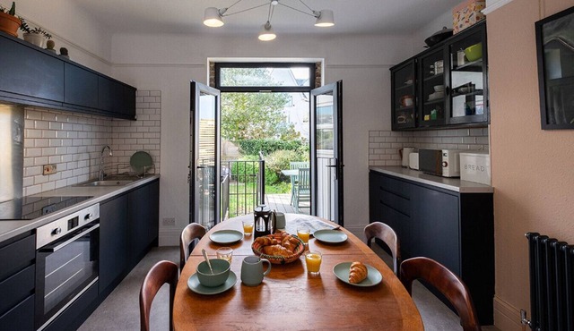 Victorian Townhouse in Central Broadstairs with Parking & Sea views - Sleeps 11