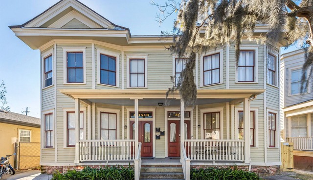 Victorian Townhouse in Savannah!