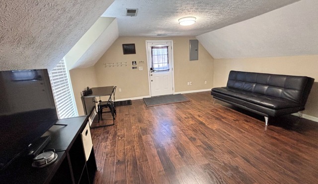 Victorian Upstairs Apartment with fast WiFi & Desk