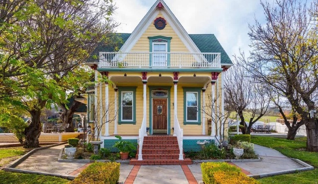 ViCTORIAN ViLLA-Hot Tub, Pool Table, Fabulous Yard