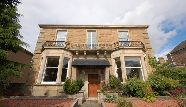 Victorian Villa - Lovely 2 Bedroom City Apartment with Parking