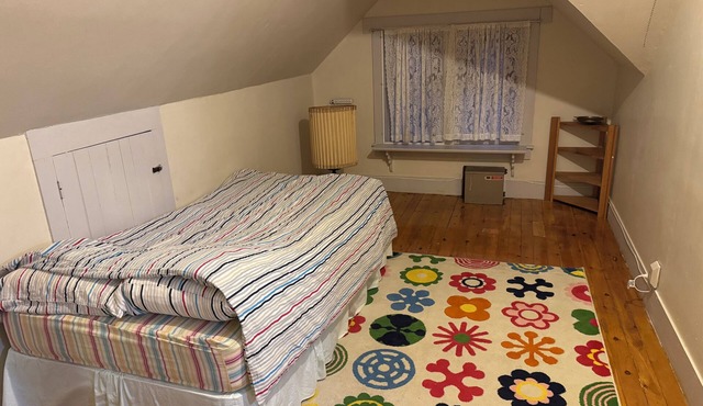 Victorian Walk-up 3 bedroom apartment