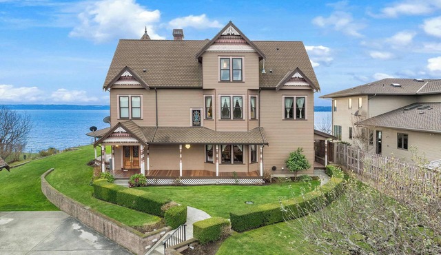 Victorian Waterfront Mansion w/180° Puget Sound Views
