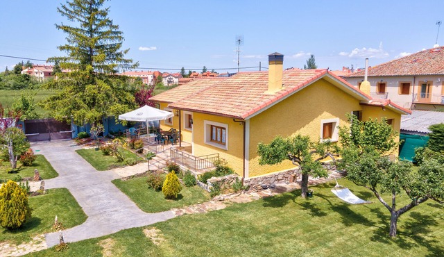 Victoriana Riaza Farm. Ideal for families up to 8 people. Large Garden.