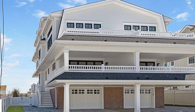 Victory Grace - 5-bedroom townhome Avalon - Sleeps 14 - Bay Views & Private Pool