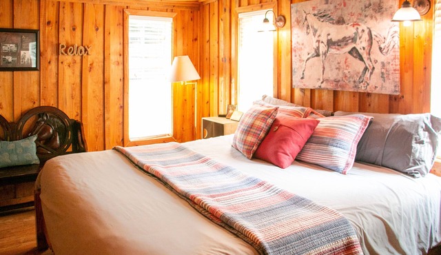 Victory Suite - Rustic Cabin