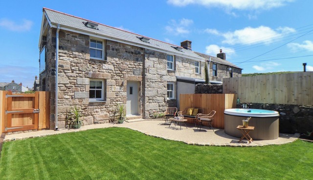 VICTORY VIEW, pet friendly, with hot tub in Pendeen