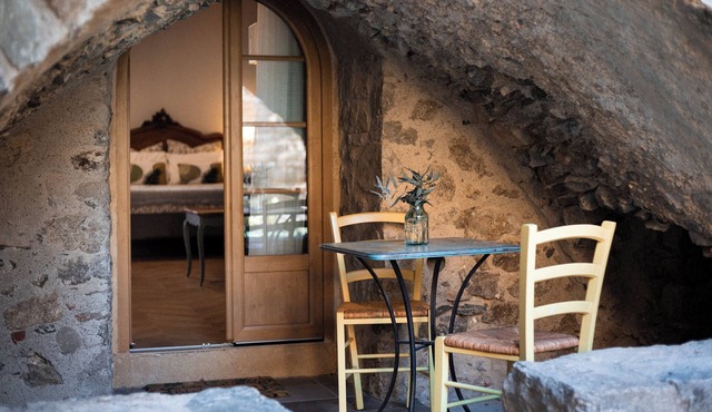 Vieux Chateau Le Casteil, furnished studio in a 15th century castle fort.