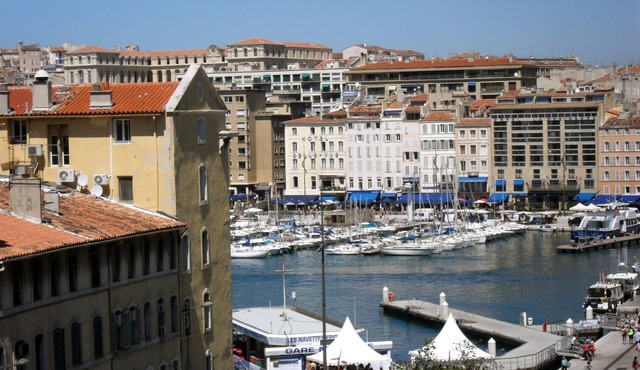 VIEUX PORT: LARGE, COMFORTABLE DUPLEX APARTMENT