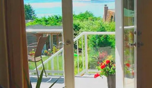 View Beach cottage 'Library' Guest House, beach access Sunlight Beach Whidbey