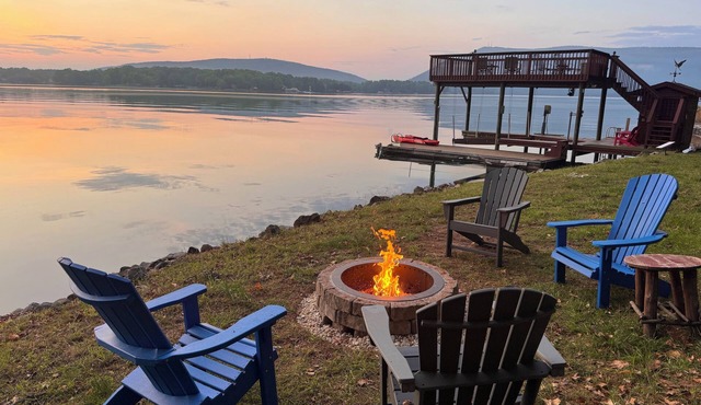 VIEW FIREPIT, hot tub, dock, Mountain waterfront, pool table, WiFi, dogs welcome