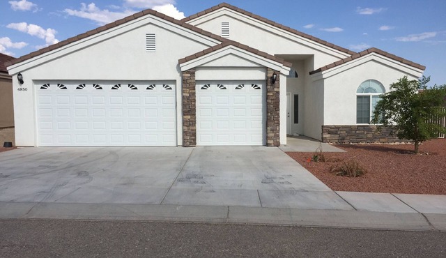 VIEW, NEWER HOME NEAR COLORADO RIVER, GOLF, SHOPPING, ATV TRAILS