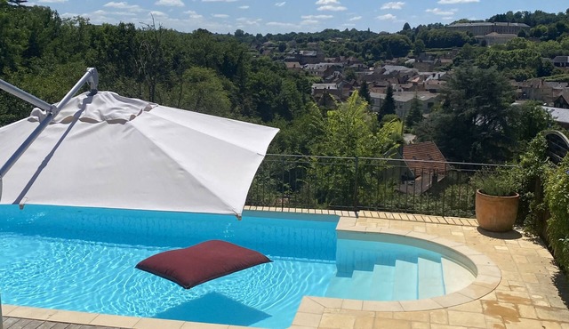 View of old Sarlat, air conditioning, heated and private 12 m swimming pool, spa