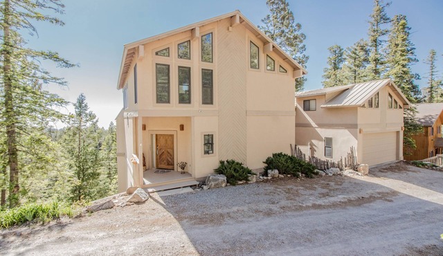 View of White Sands/Tularosa Basin, hot tub & a/c in the Village of Cloudcroft!