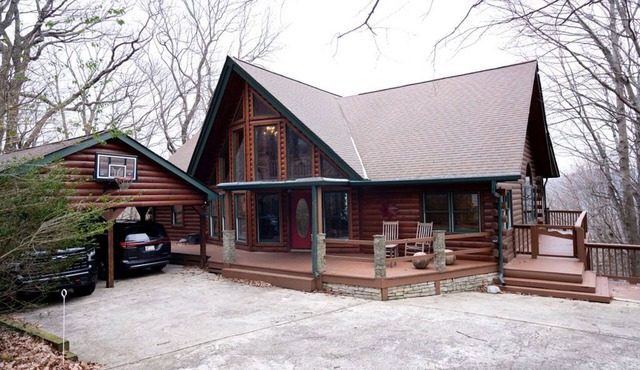 "View on a Whim” Luxury Cabin with Breathtaking Views, Theatre, Hot Tubs, Hiking