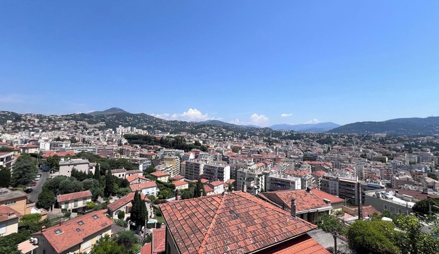 View over Nice, in a quiet hilltop setting just a few steps from the town center.