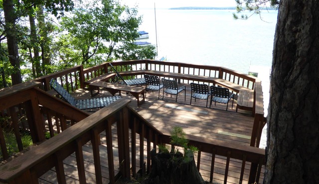 View, private lakefront, deck & dock, quiet forest. Beautiful cottage and lake