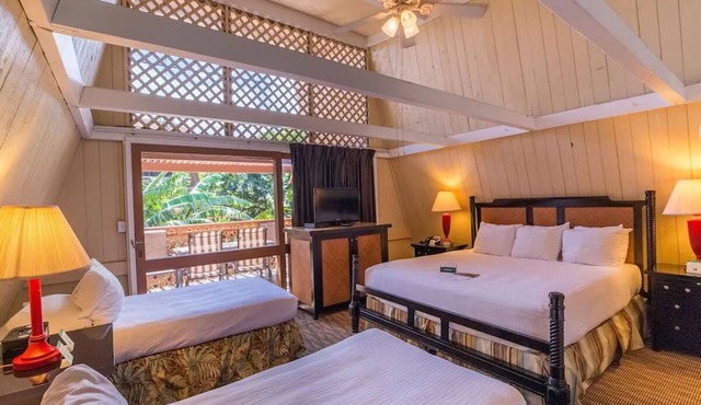 View Room w/Seating Area, Pool w/Stunning Ocean Backdrop