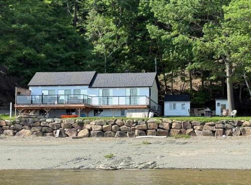 View Spa and St-Lawrence River - The DG Chalet