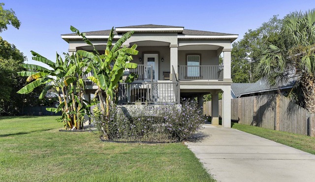 View the Beach from your porch. nBest location, 5 blocks to downtown