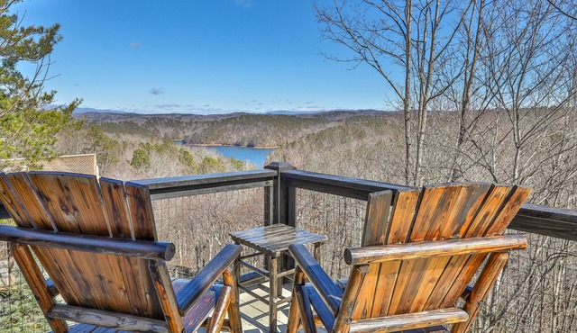 View-tiful Getaway! Hot-tub, Firepit, Dog-friendly with fenced yard!
