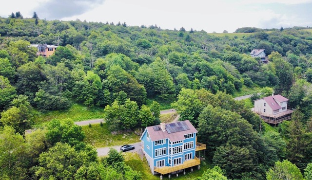 VIEW!VIEW! 5BR 5BA, Hot tub,Internet,EV Charger, Mins to Ski, Walks to DollySods
