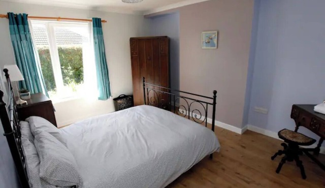 Viewcliff: Modern cottage, idyllic location. Secluded, with harbour views (Pets)