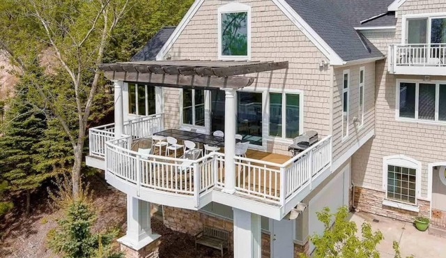 Viewhouse | Private Beach Access | Near DT | BBQ