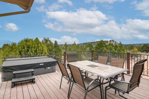 Viewing Deck! Scenic Tropic Sanctuary with Hot Tub