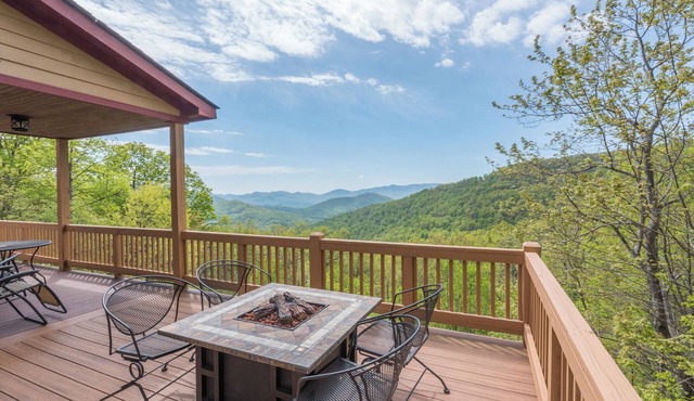 Viewmont | Deck, Fire Pit & Breathtaking Mountain Views!