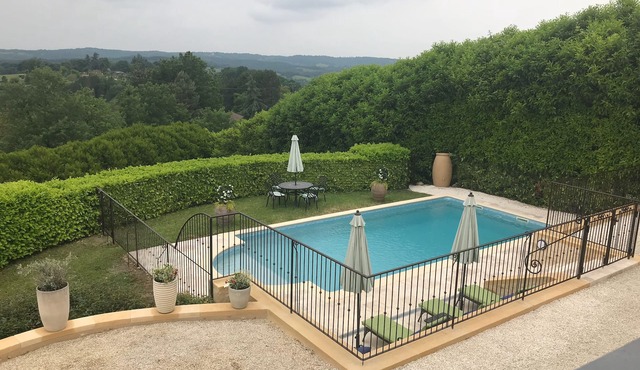 Views, air conditioned, heated pool, chefs kitchen,Saturday check-in out