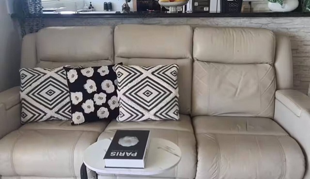 Views, Central to Beach, Restaurants, Tram & Clubs