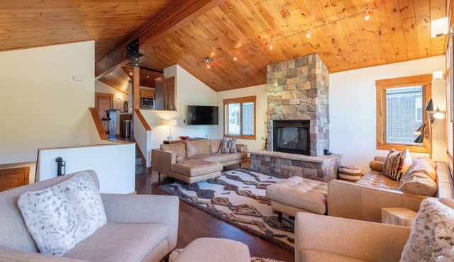 Views, Convenience, and Easy Access Abound - SUPER CLEAN