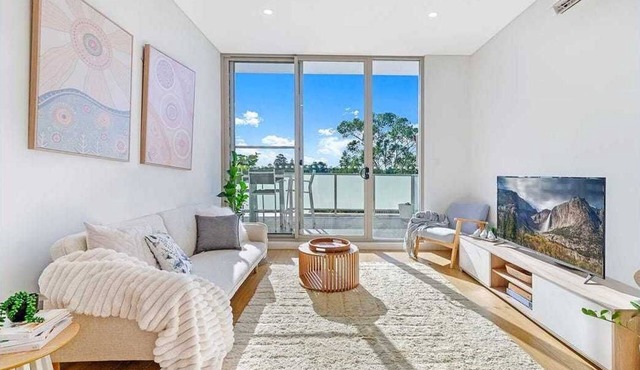 Views for days. 1 Bedroom Penthouse Private & Quiet, New Host 4.7 star rating