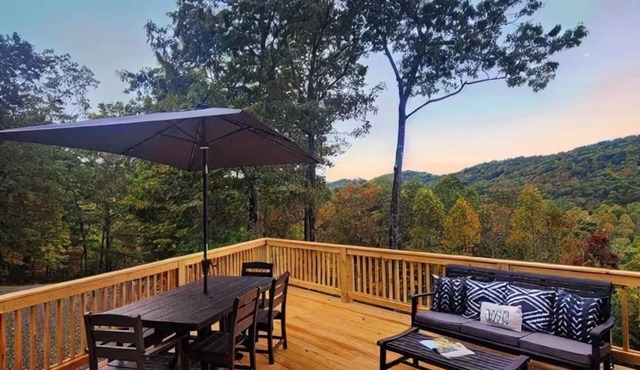 Views - Game Room - Hot Tub - EV Charger - Convenient Location Downtown/Aska