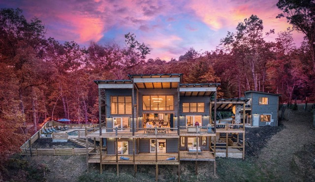 Views, Holidays, Heated Pool, Outdoor Kitchen & Fireplace, Hot Tub, & 5 kings!