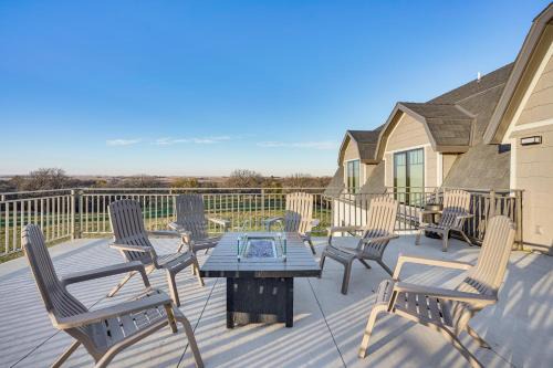 Views, Hot Tub and Rooftop Deck! Iowa Family Home